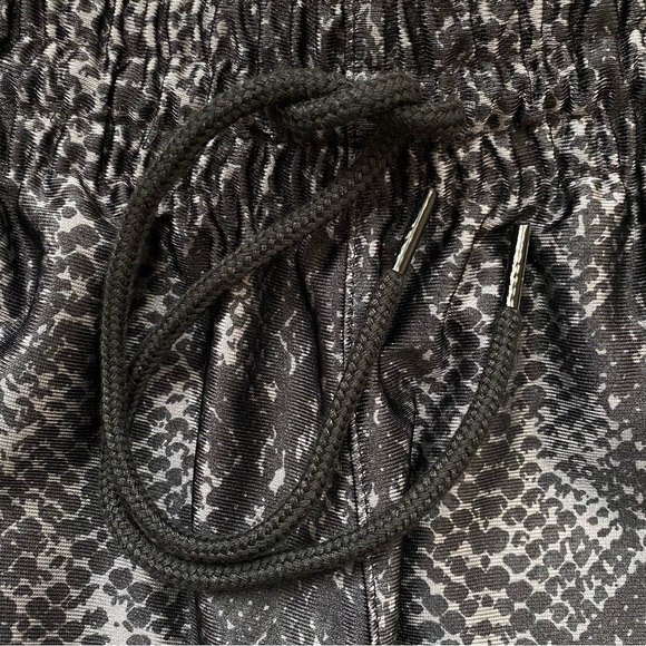 Nike Women’s Dri-Fit Rebel Fly Snake Print Basketball Shorts Black Silver NWT - Picture 7 of 15